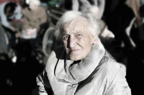 femme âgée foule