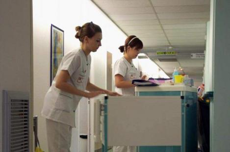 infirmières dans un couloir