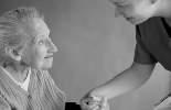 soin soignant personne âgée main